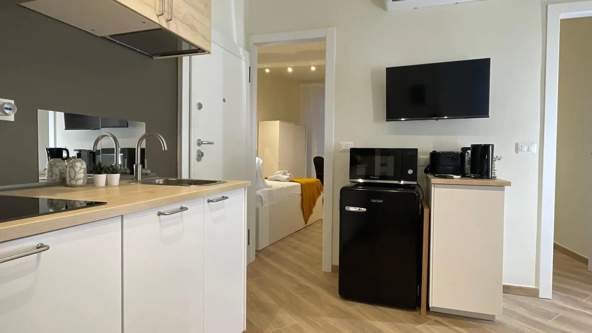 Happy Family Apartments Incantesimo Genoa 0*,